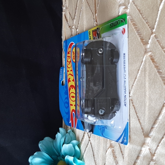 Hot Wheels Aston Martin V12 Speedster 2021 HW Exotics Collection - Picture 7 of 9